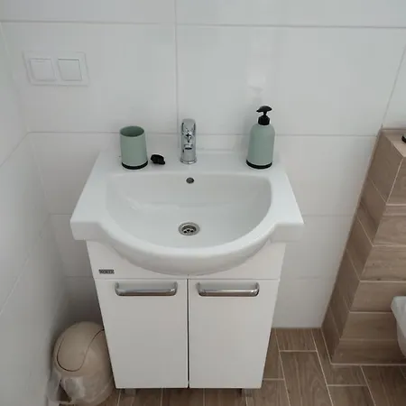 Domki Caloroczne Holiday home Gardzien